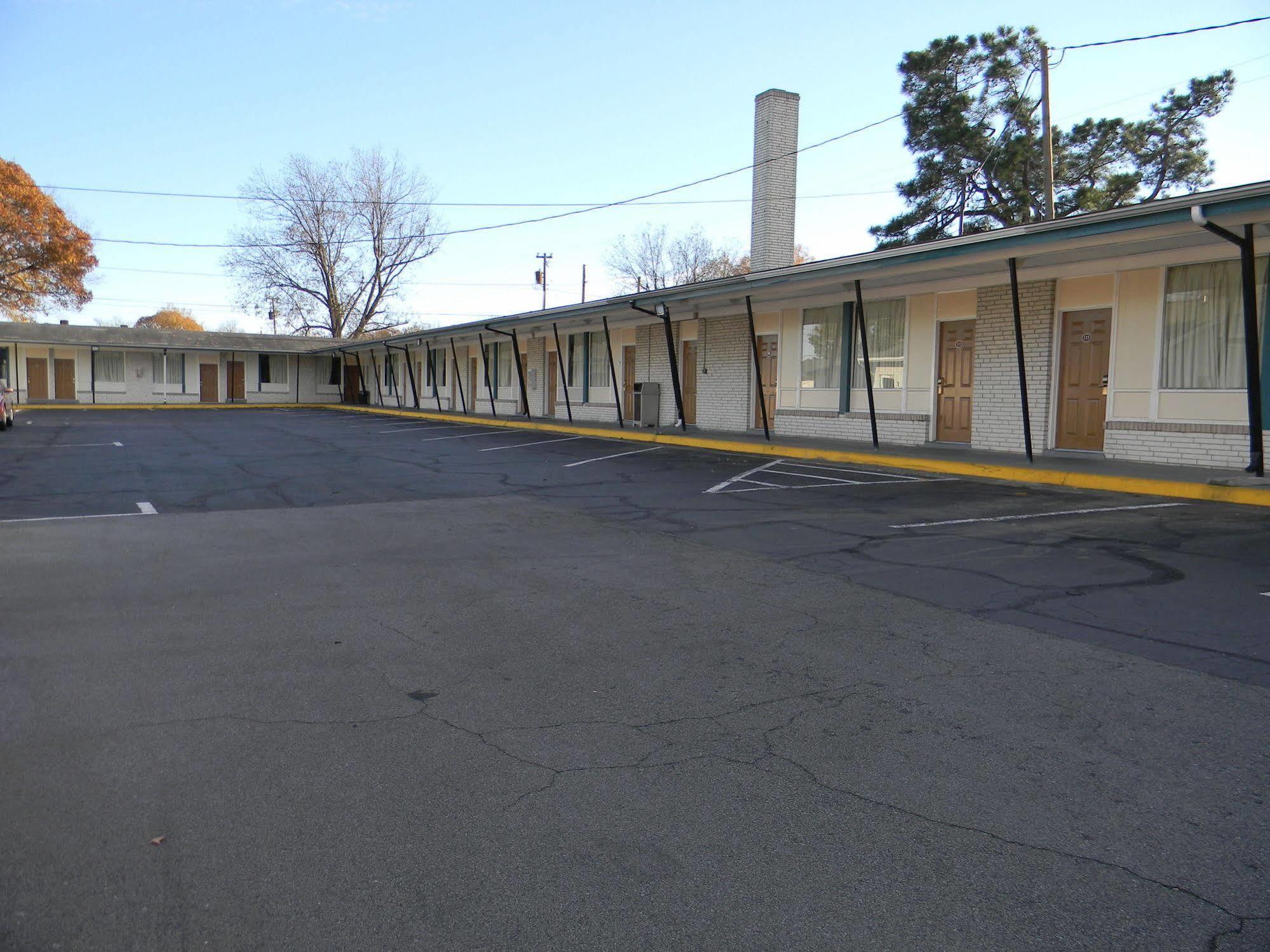 Fairfax Motel Роаноук Рапидс Екстериор снимка